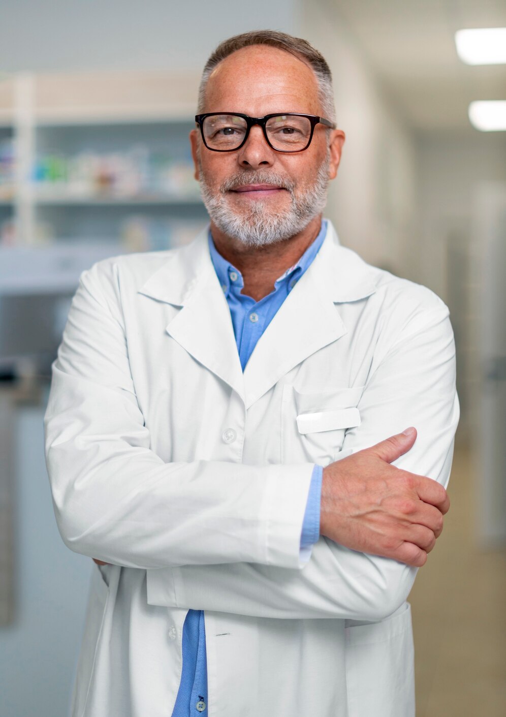 Dr. Roberto Mendoza, especialista en oftalmología con experiencia hospitalaria